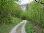 Dolina Tolminke - Naravnost izvir Tolminke, desno planina Prode in kurukula 