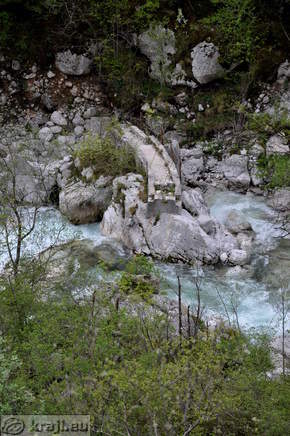 Pogled nazaj na poškodovani most