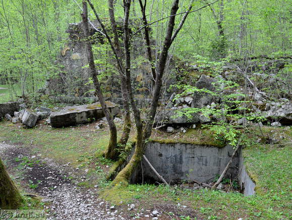 Poškodovana hiša proti planini Prode