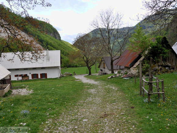 Pot po dolini Tolminke pri planini Polog