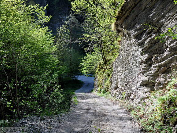 Pogled nazaj na cesto Podbrdo - Hudajužna