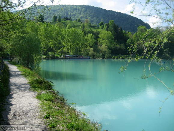 Pot ob jezeru proti Mostu na Soči