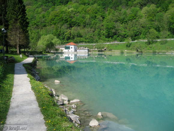 Sprehajališče ob jezeru