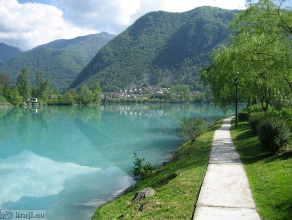 Peš pot ob vzhodni strani jezera