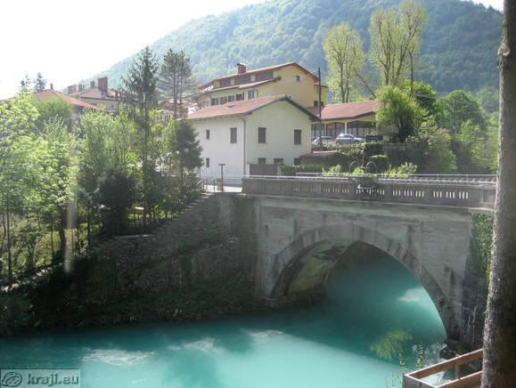 Most čez Sočo in kraj v ozadju