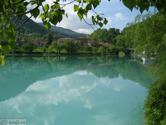 Pogled na Most na Soči in jezero