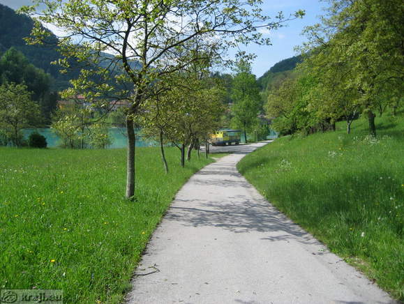 Cesta po zahodni strani jezera