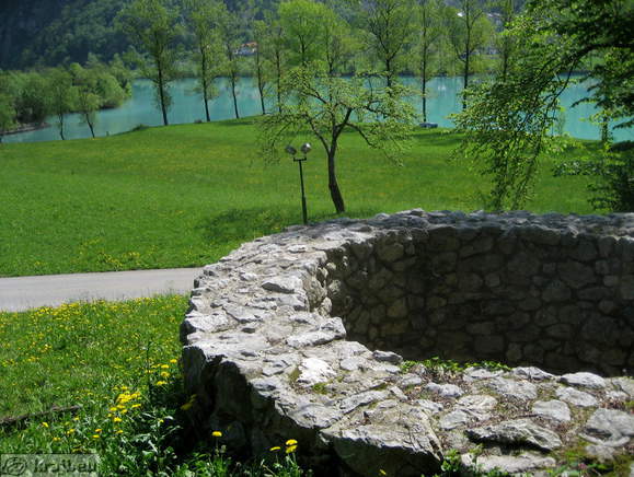 Apnenica in zgornji del jezera v ozadju