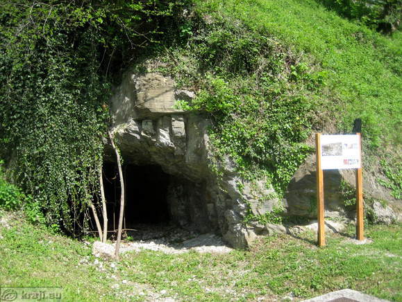 Jama ob informacijski tabli V frontnem zaledju