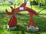 Sculptures near lake - David Vertacnik (ZDA) - Beautiful fish (2001) 