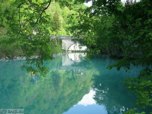 Pogled proti mostu čez Sočo