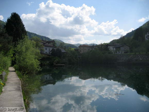 Pogled nazaj proti mostu čez Idrijco