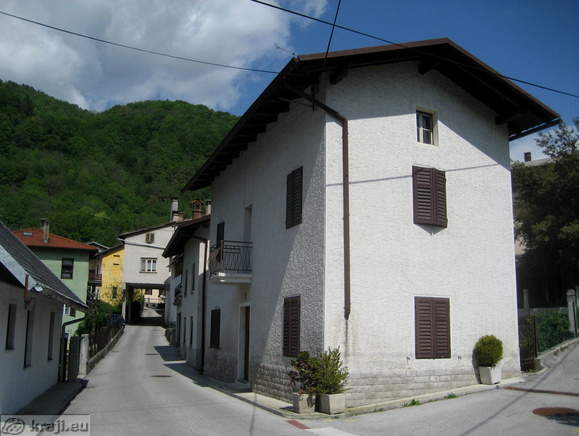 Ulica blizu mosta čez Idrijco