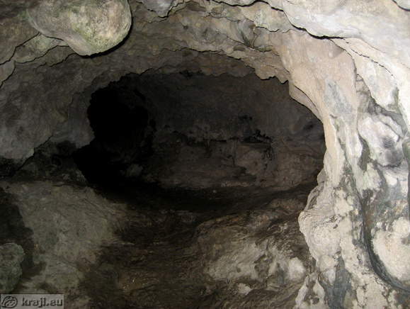 Zadlaska (Dante's) Cave <br> View of the start of Zadlaska Cave