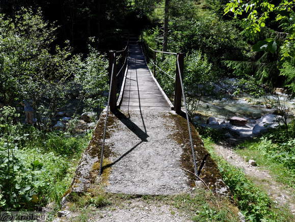 Hanging footbridge
