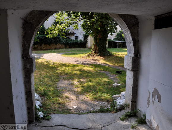 Pogled na dvorišče graščine iz prehoda pri izviru Vipave