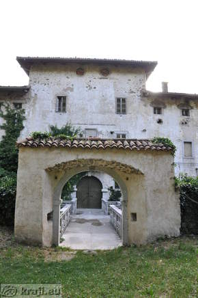 Most v stanovanjski del z dvorišča