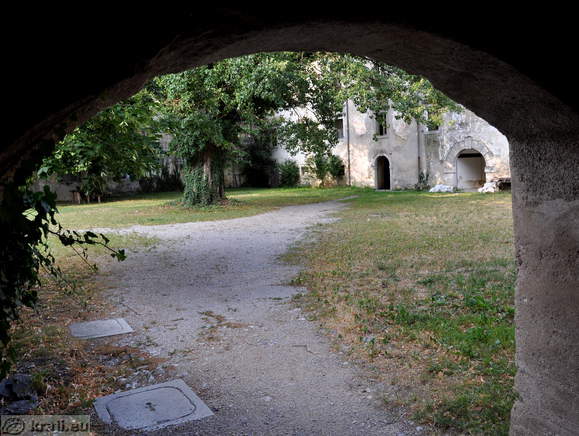 Pogled na dvorišče skozi južni prehod graščine