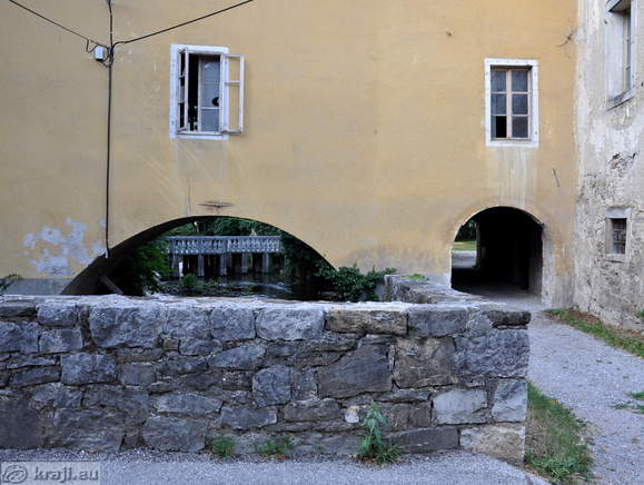 Južni vhod na dvorišče Lanthierijeve graščine