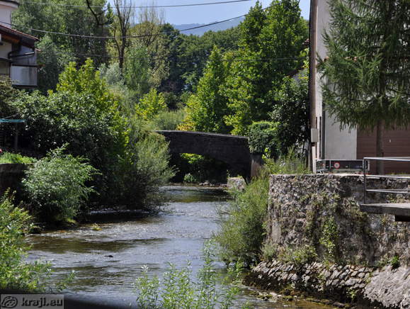 Pogled na kamnit most s smeri izvira Vipave