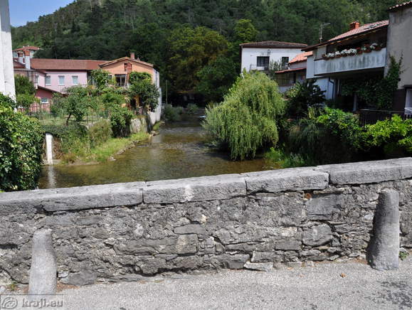 Kamnit most čez reko Vipavo