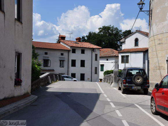 Cesta čez kamnit most