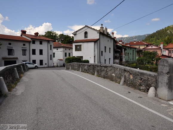 Vojkova ulica čez kamnit most