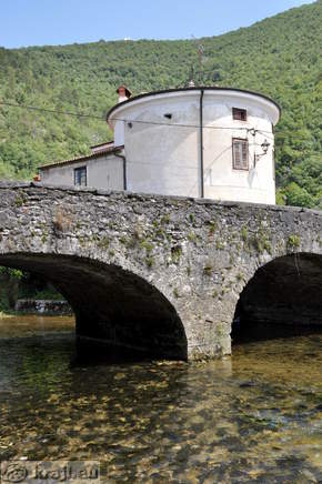 Kamnit most in stolp Tabor v ozadju