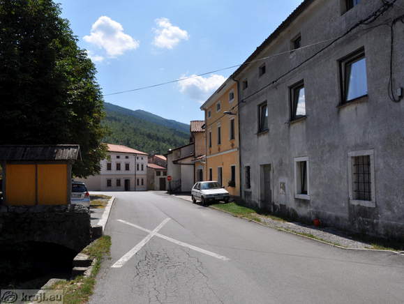 Cesta od osnovne šole do cerkve