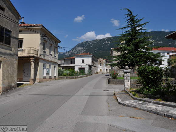 Cesta v smeri cerkve sv. Primoža in Felicijana