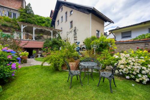 Royal Garden Suite - Happy Rentals Royal Garden Suite - Happy Rentals