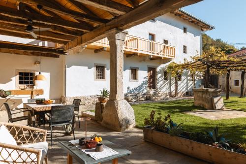 Vila Kobdilj 1835 Historic Homestead with Shared Courtyard