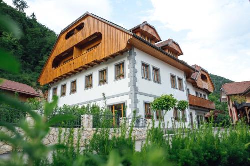 Menart Estate