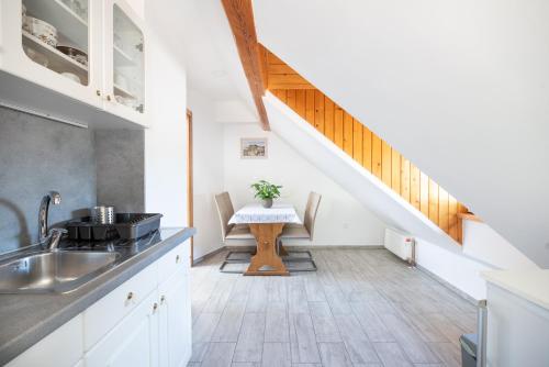Apartment & Room Pristov