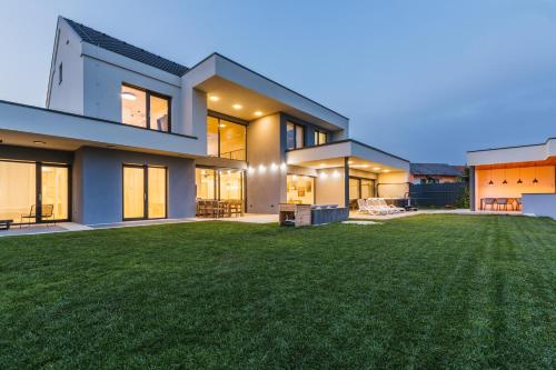 HIRUNDO- villa with saunas and hot tub HIRUNDO- villa with saunas and hot tub