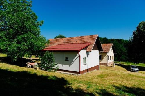 Ruhig gelegenes Ferienhaus für erholsamen Urlaub auf dem Land inmitten der Thermenregion Sloweniens Ruhig gelegenes Ferienhaus für erholsamen Urlaub auf dem Land inmitten der Thermenregion Sloweniens