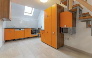 1 Bedroom Stunning Apartment In Col 
