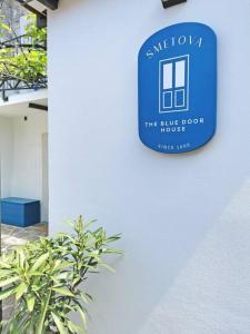 Smetova - The Blue Door House 