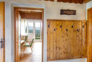 Cosy countryside cottage with indoor fireplace 