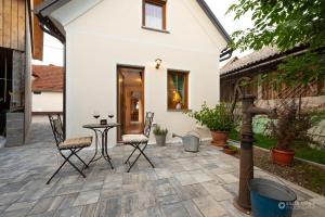 Cherry house - cosy house - ideal for bear watching, in the neighborhood of the medieval Snežnik cas 