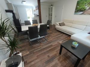 Riverside Guesthouse 