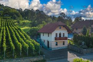 Vineyard Cottage Pyramid - Happy Rentals