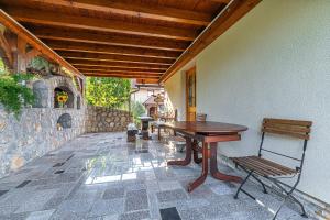 Vineyard Cottage Pyramid - Happy Rentals 
