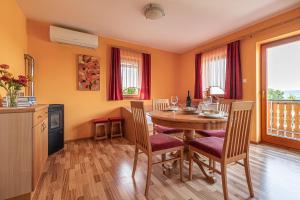 Vineyard Cottage Pyramid - Happy Rentals 
