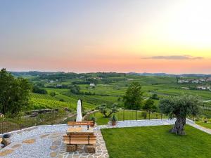 Ca' S Lorenz - A Luxury 100m2 Apartment in a Chic Vineyard Villa 