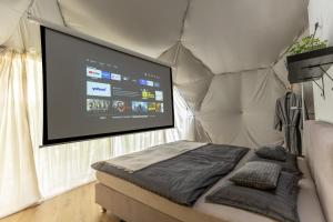 Glamping, Hot Tub & Projector by Nidumm Stay 
