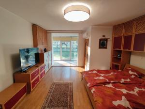 House IZI - parking, garden, 8 min ride to center 