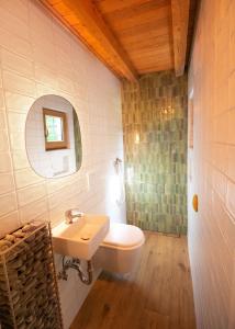 Designer Riverfront Cottage 