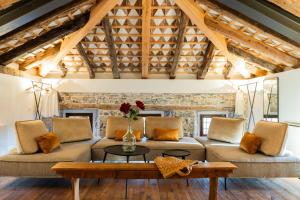 Vila Kobdilj 1835 Historic Homestead with Shared Courtyard 