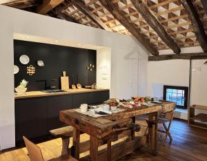 Vila Kobdilj 1835 Historic Homestead with Shared Courtyard 